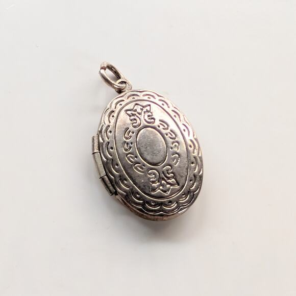 Unbranded Jewelry - Vintage Estate Silver Tone Victorian Inspired Ornate Locket Necklace Pendant